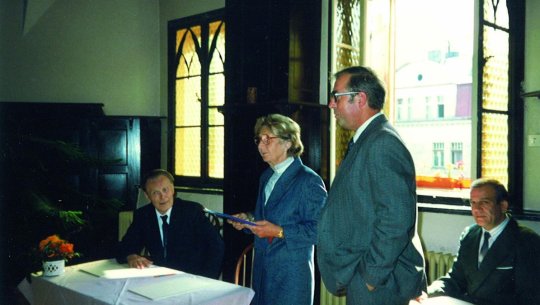 Podpis dohody o spolupráci mezi Spolkem přátel města Ostrova a německým spolkem Heimatverband Schlackenwerth v roce 1992.